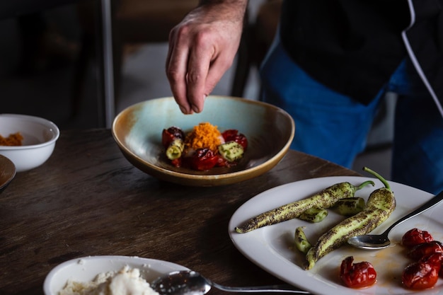 kucharz przygotowujący danie